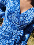 Robe courte portefeuille zébrée bleue